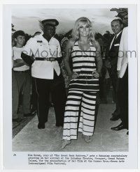 4x516 KIM NOVAK 8.25x10 still '69 candid in the Bahamas for premiere of The Great Bank Robbery!