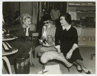 4x584 LUCY GALLANT candid 7.5x9.5 still '55 Edith Head shows shoes to Jane Wyman & Claire Trevor!