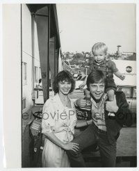 4x615 MARK HAMILL 8.25x10 news photo '80s with wife & son on his shoulders by Ralph Dominguez!