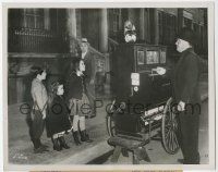 4x565 LIMELIGHT 7.25x9 news photo '52 Charlie Chaplin upstaged by kids watching organ grinder!