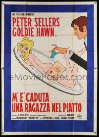 4y257 THERE'S A GIRL IN MY SOUP Italian 2p '71 best different art of naked Goldie Hawn on platter!