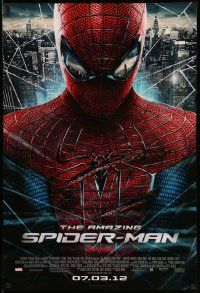 5g041 AMAZING SPIDER-MAN advance DS 1sh '12 portrait of Andrew Garfield in title role over city!