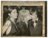 5m233 CARRIE FISHER/DEBBIE REYNOLDS/TODD FISHER 8.5x11 news photo '73 mom & her 2 kids at opening!