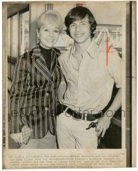 5m291 DEBBIE REYNOLDS/TODD FISHER 8x10 news photo '74 mom & 16 year-old son at Heathrow Airport!