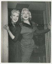 5m463 HOW TO MARRY A MILLIONAIRE English 8.25x10 news photo '53 Betty Grable & Marilyn Monroe!