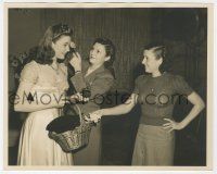 5m516 JOAN LESLIE deluxe 8x10 still '40s w/producer Harriet Parsons & makeup lady Peggy Gray!