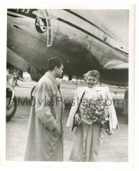 5m547 LADY FROM SHANGHAI candid 8.25x10 still '47 Rita Hayworth & Orson Welles at Mexico airport!