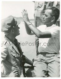5m555 LAWRENCE OF ARABIA candid 7.25x9.5 still '62 David Lean talks with his hands to Peter O'Toole!