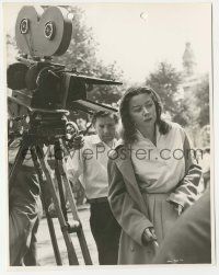 5m605 MAN WHO NEVER WAS candid 7.75x10 still '56 Gloria Grahame sees how it looks from camera angle!