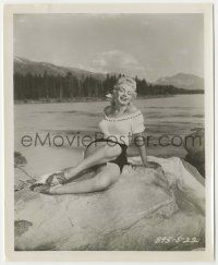 5m772 RIVER OF NO RETURN 8.25x10 still '54 sexy Marilyn Monroe showing her legs by the river!