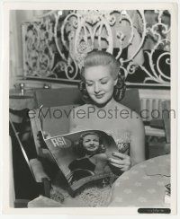 5m990 YANK IN THE R.A.F. candid 8.25x10 still '41 Betty Grable in costume reading Spanish magazine!