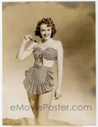 5m615 MARTHA VICKERS 7.25x9.5 still '47 wearing two-piece swimsuit that looks like a chic apron!