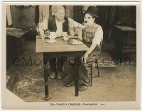 6d015 SUNNYSIDE 8x10.25 still R27 angry man with giant knife with Charlie Chaplin at kitchen table