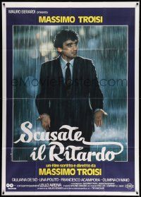 6f481 SCUSATE IL RITARDO Italian 1p '83 close up of Massimo Troisi standing in the rain!