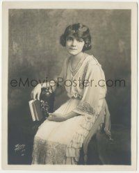 7d439 HELEN HAYES deluxe stage play 8x10 still '20 super young seated portriat holding book!
