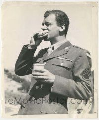 7d478 I'LL BE SEEING YOU candid 8.25x10 still '45 Joseph Cotten wolfing down lunch between scenes!