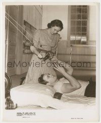 7d642 MEN 8x10 still '50 Teresa Wright helps paralyzed Marlon Brando with physical therapy!