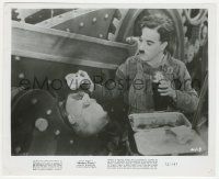 7d655 MODERN TIMES 8.25x10 still R72 Charlie Chaplin casually feeding man caught in gears!