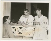 7d843 SPARTACUS candid 8.25x10 still '60 Stanley Kubrick instructs Laurence Olivier & Tony Curtis!