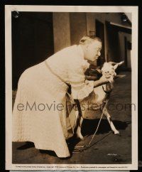 7d670 MY LITTLE CHICKADEE candid 8x10 still '40 movie goat shuns W.C. Fields' kiss as reward!