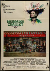 7r817 MADWOMAN OF CHAILLOT German '69 Katharine Hepburn & other cast members outside cafe!