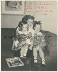 7x0697 BETTY GRABLE signed deluxe 8x10 still '50s at home with her young daughters Vicki & Jessica!