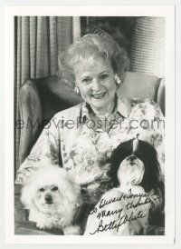 7x1029 BETTY WHITE signed 5x7 REPRO still '80s great smiling portrait sitting with her two dogs!