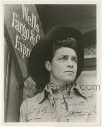 7x0627 DALE ROBERTSON signed 8x10.25 publicity still '80s c/u in cowboy hat by Wells Fargo sign!