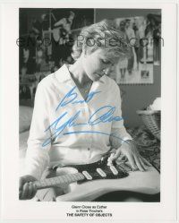 7x0669 GLENN CLOSE signed 8x10 still '01 great close up with guitar in The Safety of Objects!