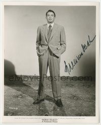 7x0752 GREGORY PECK signed deluxe 8x10 key book still '53 full-length in suit from Roman Holiday!