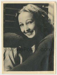 7x0606 BESSIE LOVE signed 7x8 fan photo '47 great smiling portrait resting her head on her arm!