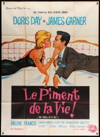 7y586 THRILL OF IT ALL French 1p '63 different Siry art of Doris Day & James Garner about to kiss!