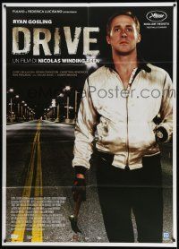 7y792 DRIVE Italian 1p '11 best close up of Ryan Gosling as the driver holding hammer!