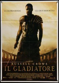 7y824 GLADIATOR Italian 1p '00 Ridley Scott, cool image of Russell Crowe in the Coliseum!