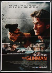 7y832 GUNMAN Italian 1p '15 cool c/u of Sean Penn pointing gun, Idris Elba, Ray Winstone