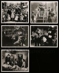 8a543 LOT OF 5 WIZARD OF OZ REPRO 8X10 STILLS '80s 2 cool candids w/ filming & execs w/Munchkins!