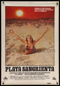 8b104 BLOOD BEACH Spanish '81 image of sexy girl in bikini sinking in sand!
