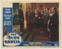 8f469 BLUE DAHLIA LC #1 '46 Vera Marsh, Doris Dowling & partygoers listen to Alan Ladd!