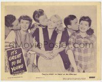 8f669 IT'S GREAT TO BE YOUNG LC '46 Leslie Brooks & Jeff Donnell are some of the top stars kissin'!