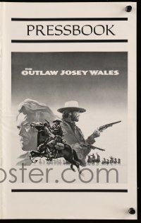 8h693 OUTLAW JOSEY WALES pressbook '76 Clint Eastwood is an army of one, cool double-fisted art!