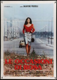 8j760 LE OCCASIONI DI ROSA Italian 1p '81 full-length image of sexy Marina Suma walking on street!