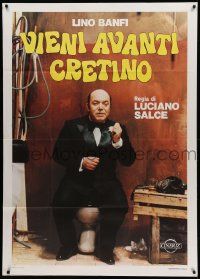 8j964 VIENI AVANTI CRETINO Italian 1p '82 wacky image of Lino Banfi in tuxedo on toilet!