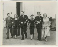 8r061 ALL ABOUT EVE candid 8.25x10 still '50 incredible lineup of top cast arm-in-arm on set!