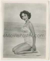8r301 ELIZABETH TAYLOR 8.25x10 still '50s close portrait in swimsuit kneeling on the beach!