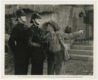 8r468 INVISIBLE MAN RETURNS 8.25x10 still '40 Forrester Harvey points policemen to where he is!