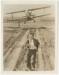 8r689 NORTH BY NORTHWEST 8x10.25 still '59 best image of Cary Grant in cropduster scene, Hitchcock!