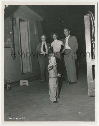 8r838 SIROCCO candid 8x10.25 still '51 Stephen Bogart in front of dad Humphrey & mom Lauren Bacall!