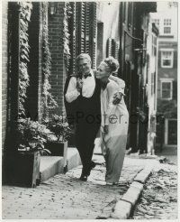 8r907 THOMAS CROWN AFFAIR 8.25x10 still '68 Steve McQueen & sexy Faye Dunaway walking in street!