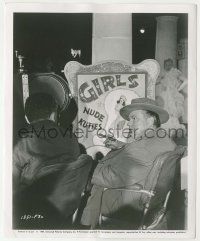 8r927 TOUCH OF EVIL candid 8.25x10 still '58 Orson Welles talks with cameraman by Nude Kuties sign!