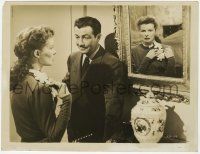 8r940 UNDERCURRENT 8x10.25 still '46 worried Katharine Hepburn & amused Robert Taylor by mirror!